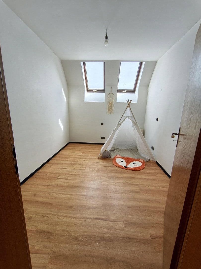 Prodej domu 259 m², pozemek 718 m², Euskirchenerstr. 33, Nettersheim, Severní Porýní-Vestfálsko Prodej domu 259 m², pozemek 718 m², Euskirchenerstr. 33, Nettersheim, Severní Porýní-Vestfálsko