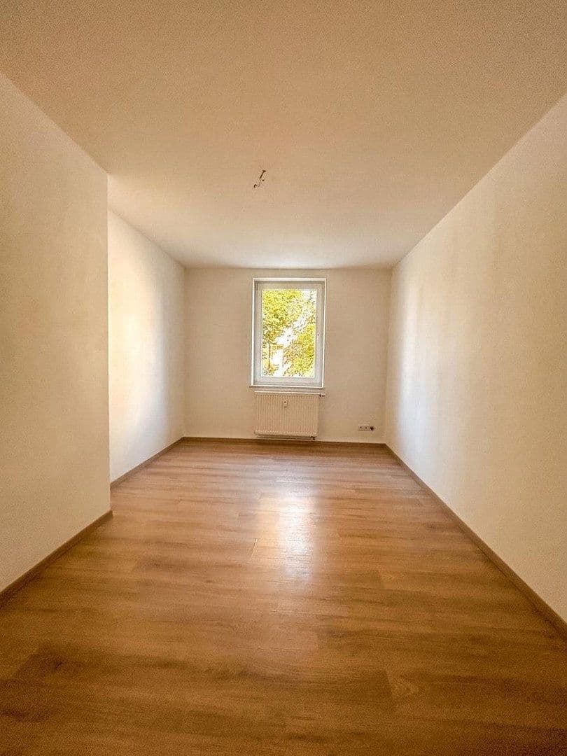 Pronájem bytu 4+1 88 m², Bernburger Straße 16, Dessau-Roßlau, Sasko-Anhaltsko Pronájem bytu 4+1 88 m², Bernburger Straße 16, Dessau-Roßlau, Sasko-Anhaltsko