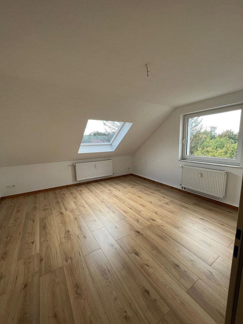 Prodej domu 440 m², pozemek 859 m², Bunnenbergstrasse 7, Garbsen, Dolní Sasko Prodej domu 440 m², pozemek 859 m², Bunnenbergstrasse 7, Garbsen, Dolní Sasko