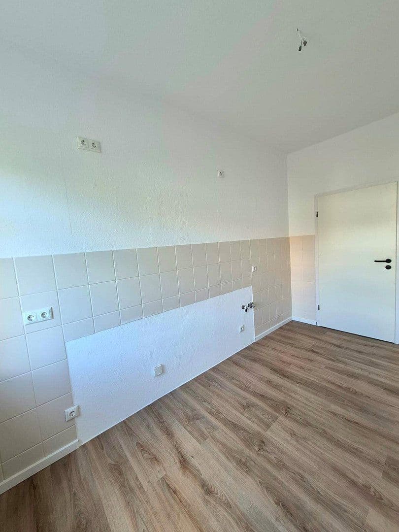 Pronájem bytu 3+1 75 m², Lomlerstraße 14, Zwenkau, Sasko Pronájem bytu 3+1 75 m², Lomlerstraße 14, Zwenkau, Sasko