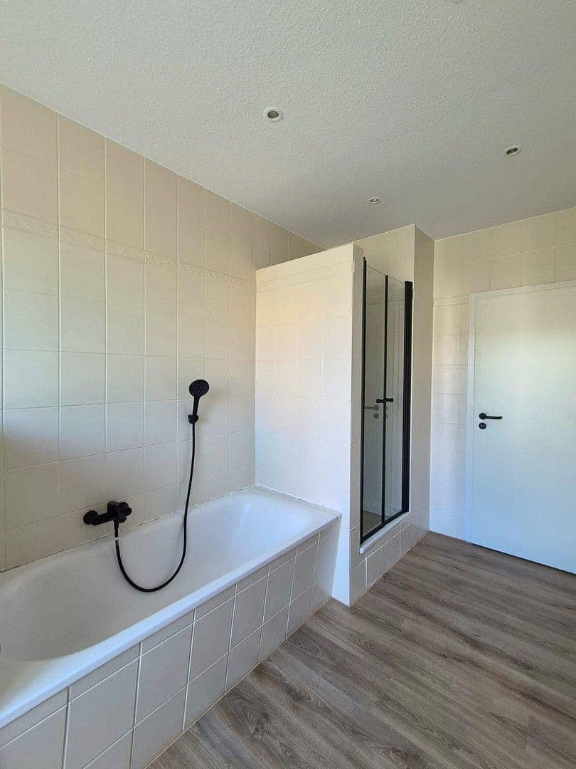 Pronájem bytu 3+1 75 m², Lomlerstraße 14, Zwenkau, Sasko Pronájem bytu 3+1 75 m², Lomlerstraße 14, Zwenkau, Sasko