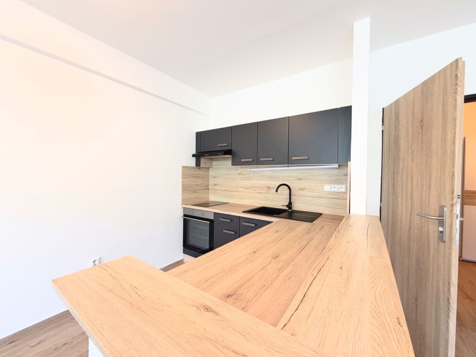 Pronájem bytu 1+kk 48 m², náměstí doktora Edvarda Beneše, Liberec, Liberecký kraj Pronájem bytu 1+kk 48 m², náměstí doktora Edvarda Beneše, Liberec, Liberecký kraj