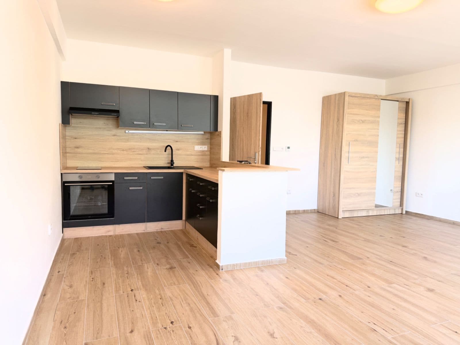 Pronájem bytu 1+kk 48 m², náměstí doktora Edvarda Beneše, Liberec, Liberecký kraj Pronájem bytu 1+kk 48 m², náměstí doktora Edvarda Beneše, Liberec, Liberecký kraj
