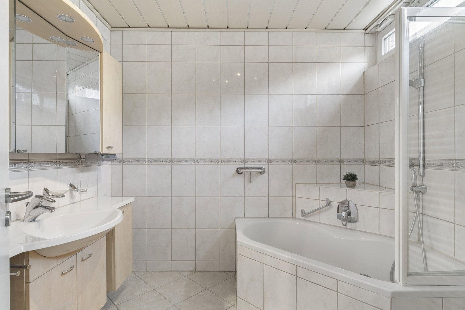 Prodej domu 166 m², pozemek 611 m², Schwalbach am Taunus, Hessen Prodej domu 166 m², pozemek 611 m², Schwalbach am Taunus, Hessen