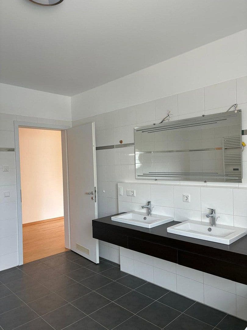 Pronájem bytu 3+1 105 m², Rostock, Mecklenburg-Vorpommern Pronájem bytu 3+1 105 m², Rostock, Mecklenburg-Vorpommern