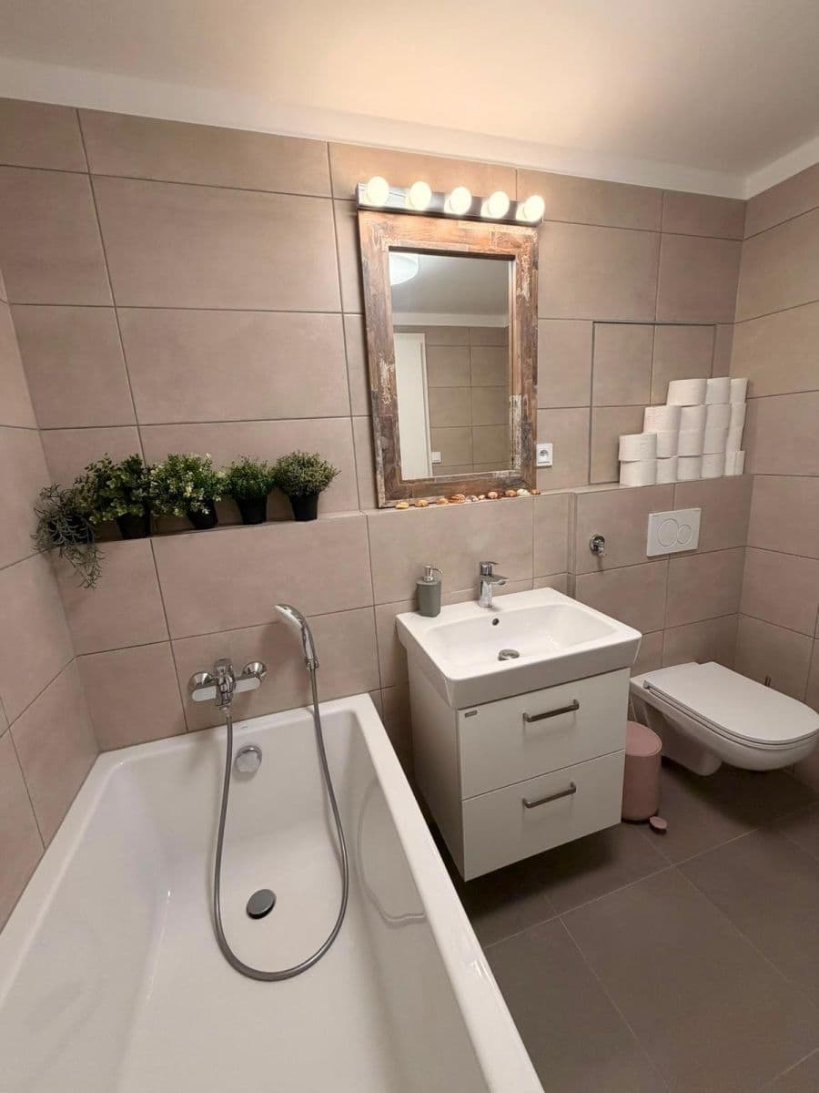 Pronájem bytu 1+kk 37 m², nábřeží Závodu míru, Pardubice, Pardubický kraj Pronájem bytu 1+kk 37 m², nábřeží Závodu míru, Pardubice, Pardubický kraj