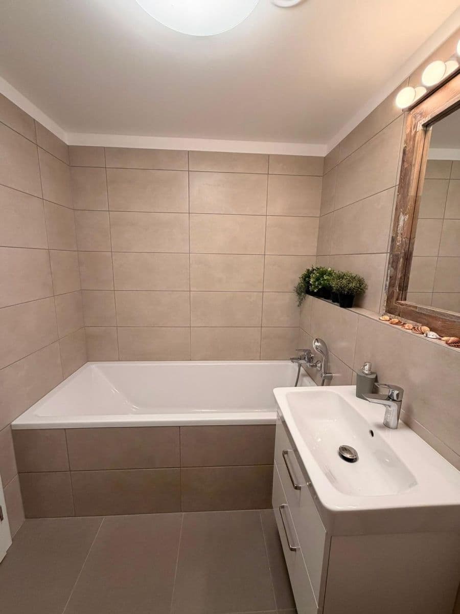 Pronájem bytu 1+kk 37 m², nábřeží Závodu míru, Pardubice, Pardubický kraj Pronájem bytu 1+kk 37 m², nábřeží Závodu míru, Pardubice, Pardubický kraj