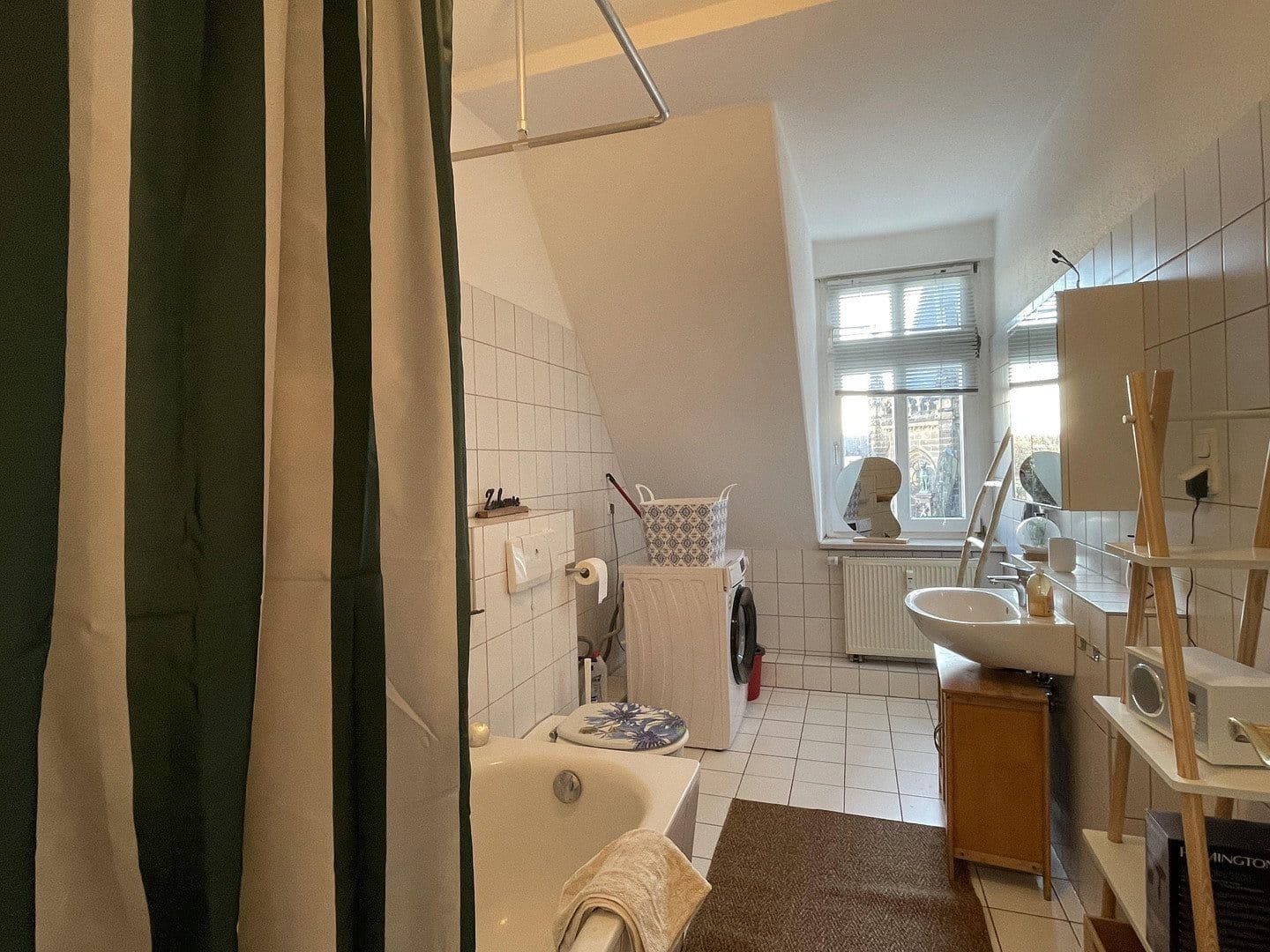Pronájem bytu 2+1 71 m², Riemannstrasse 28, Leipzig, Sasko Pronájem bytu 2+1 71 m², Riemannstrasse 28, Leipzig, Sasko