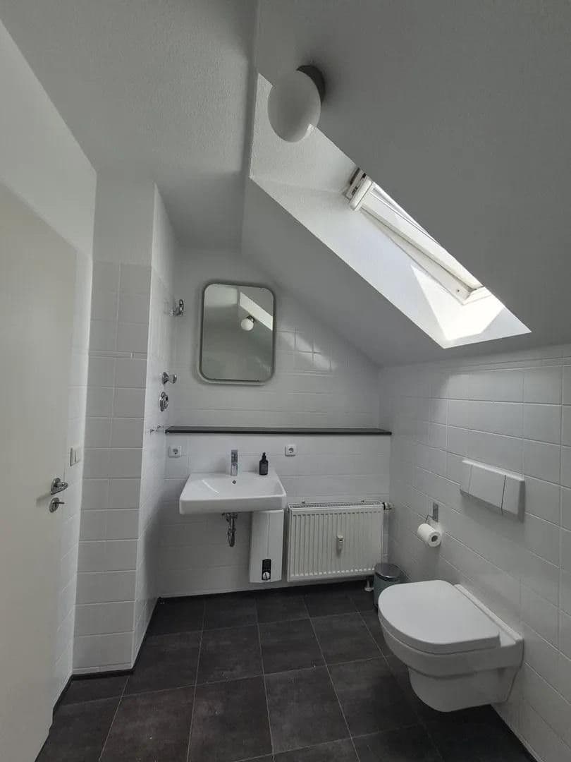 Pronájem bytu 2+1 38 m², Rheinbrohler Weg 26, Düsseldorf, Severní Porýní-Vestfálsko Pronájem bytu 2+1 38 m², Rheinbrohler Weg 26, Düsseldorf, Severní Porýní-Vestfálsko