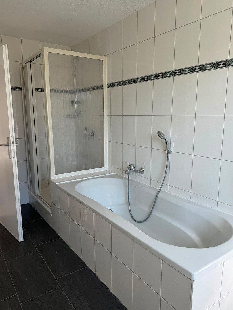 Pronájem bytu 3+1 88 m², Luttinger Straße 30a, Laufenburg (Baden), Bádensko-Württembersko Pronájem bytu 3+1 88 m², Luttinger Straße 30a, Laufenburg (Baden), Bádensko-Württembersko