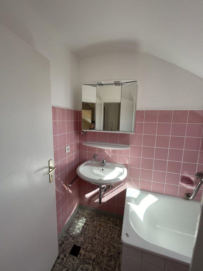 Pronájem bytu 1+1 25 m², Düsseldorf, Severní Porýní-Vestfálsko Pronájem bytu 1+1 25 m², Düsseldorf, Severní Porýní-Vestfálsko