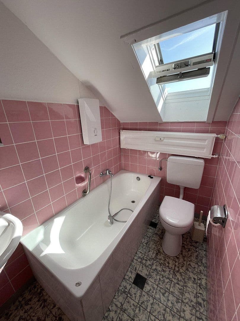 Pronájem bytu 1+1 25 m², Düsseldorf, Severní Porýní-Vestfálsko Pronájem bytu 1+1 25 m², Düsseldorf, Severní Porýní-Vestfálsko