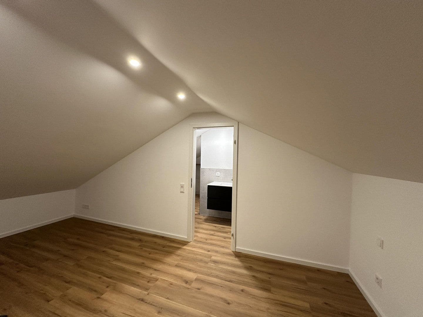 Prodej domu 300 m², pozemek 1.100 m², In den Lärchen 20, Mittenaar, Hessen Prodej domu 300 m², pozemek 1.100 m², In den Lärchen 20, Mittenaar, Hessen
