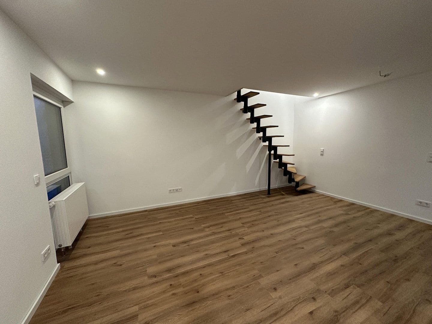 Prodej domu 300 m², pozemek 1.100 m², In den Lärchen 20, Mittenaar, Hessen Prodej domu 300 m², pozemek 1.100 m², In den Lärchen 20, Mittenaar, Hessen