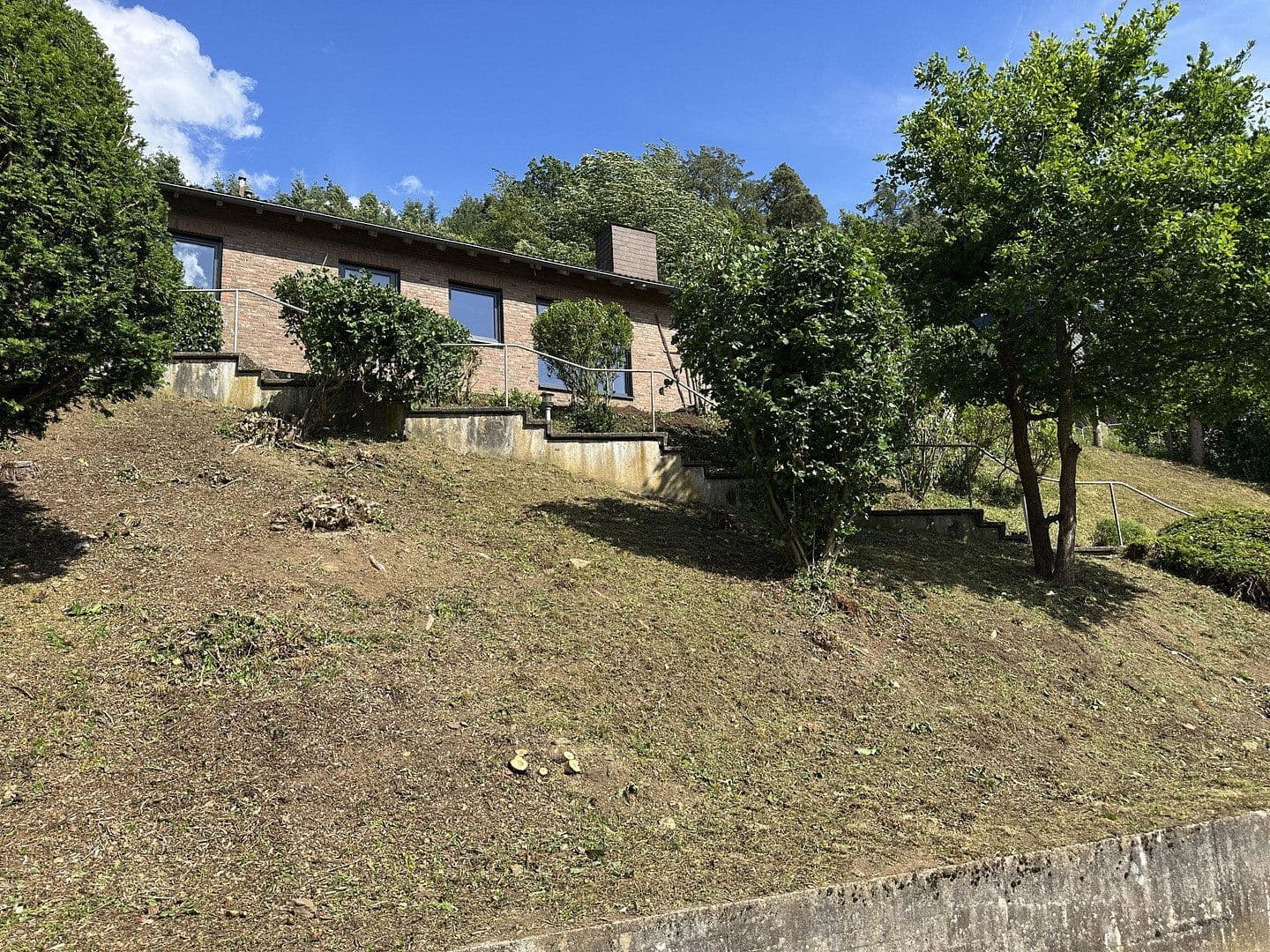 Prodej domu 300 m², pozemek 1.100 m², In den Lärchen 20, Mittenaar, Hessen Prodej domu 300 m², pozemek 1.100 m², In den Lärchen 20, Mittenaar, Hessen