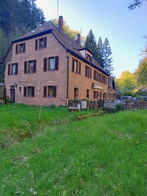 Prodej domu 520 m², pozemek 3.000 m², Sattelmühle 2, Esthal, Porýní-Falc Prodej domu 520 m², pozemek 3.000 m², Sattelmühle 2, Esthal, Porýní-Falc