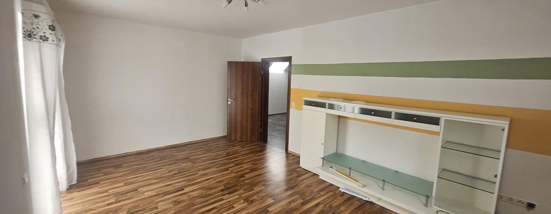 Prodej domu 209 m², pozemek 334 m², Lichtensteinstr., 64, Reutlingen, Bádensko-Württembersko Prodej domu 209 m², pozemek 334 m², Lichtensteinstr., 64, Reutlingen, Bádensko-Württembersko