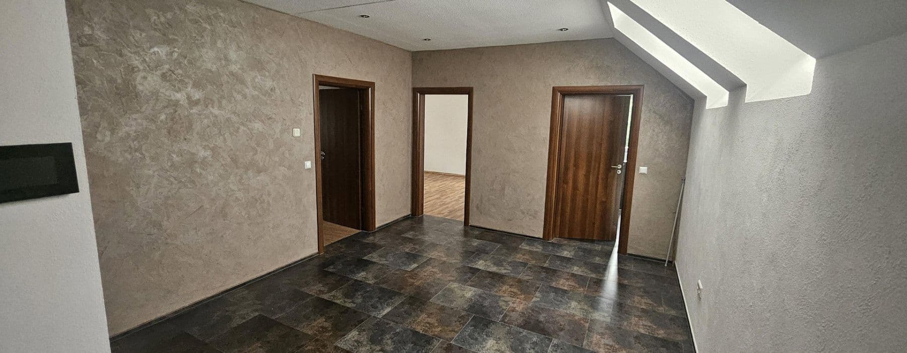 Prodej domu 209 m², pozemek 334 m², Lichtensteinstr., 64, Reutlingen, Bádensko-Württembersko Prodej domu 209 m², pozemek 334 m², Lichtensteinstr., 64, Reutlingen, Bádensko-Württembersko
