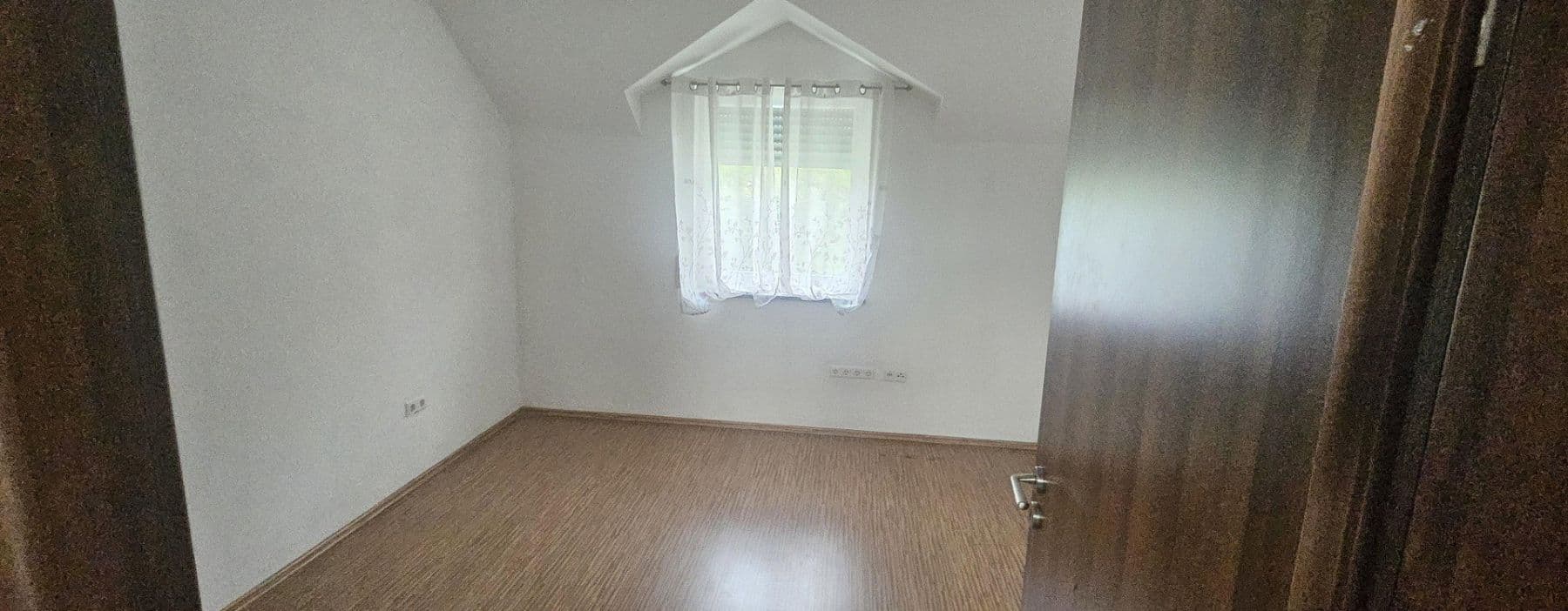 Prodej domu 209 m², pozemek 334 m², Lichtensteinstr., 64, Reutlingen, Bádensko-Württembersko Prodej domu 209 m², pozemek 334 m², Lichtensteinstr., 64, Reutlingen, Bádensko-Württembersko