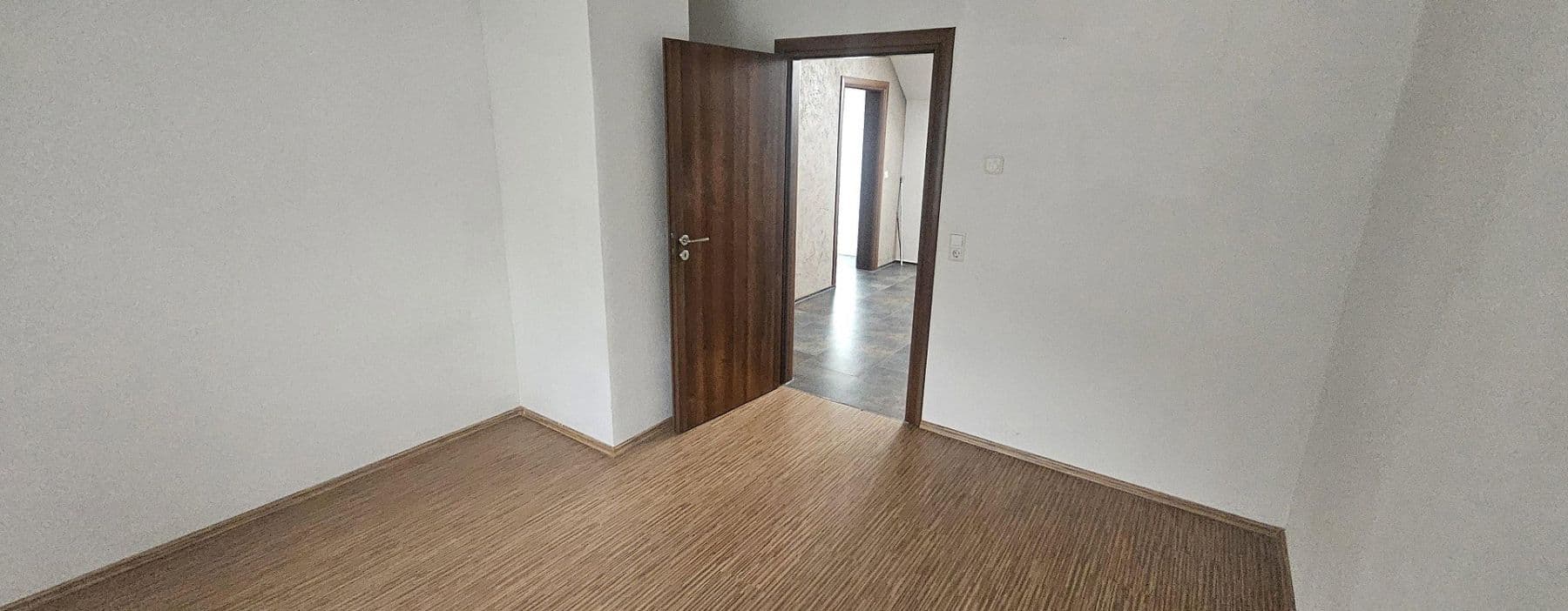 Prodej domu 209 m², pozemek 334 m², Lichtensteinstr., 64, Reutlingen, Bádensko-Württembersko Prodej domu 209 m², pozemek 334 m², Lichtensteinstr., 64, Reutlingen, Bádensko-Württembersko