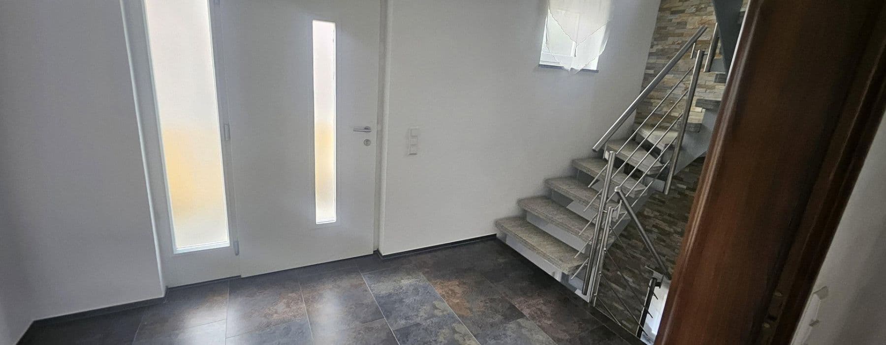 Prodej domu 209 m², pozemek 334 m², Lichtensteinstr., 64, Reutlingen, Bádensko-Württembersko Prodej domu 209 m², pozemek 334 m², Lichtensteinstr., 64, Reutlingen, Bádensko-Württembersko