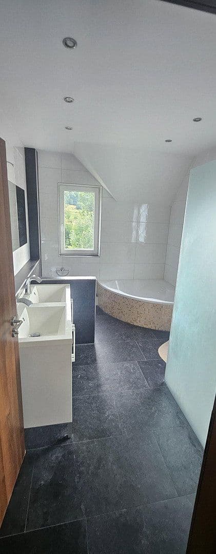 Prodej domu 209 m², pozemek 334 m², Lichtensteinstr., 64, Reutlingen, Bádensko-Württembersko Prodej domu 209 m², pozemek 334 m², Lichtensteinstr., 64, Reutlingen, Bádensko-Württembersko