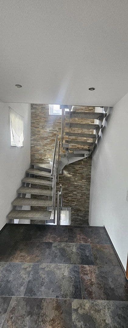 Prodej domu 209 m², pozemek 334 m², Lichtensteinstr., 64, Reutlingen, Bádensko-Württembersko Prodej domu 209 m², pozemek 334 m², Lichtensteinstr., 64, Reutlingen, Bádensko-Württembersko