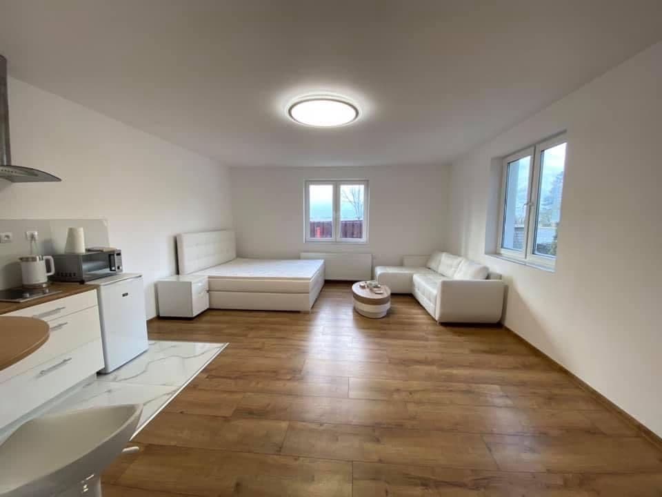 Pronájem bytu 1+kk 45 m², Nad Hřištěm, Kněževes, Středočeský kraj Pronájem bytu 1+kk 45 m², Nad Hřištěm, Kněževes, Středočeský kraj