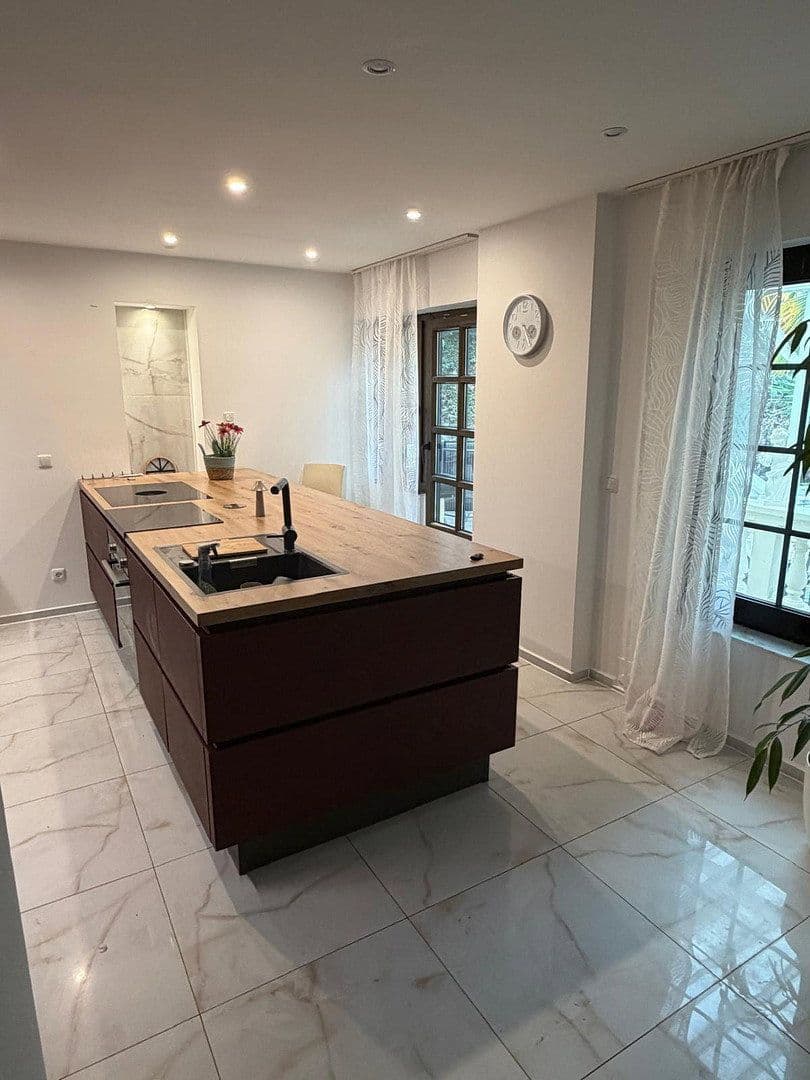 Prodej bytu 6+1 204 m², Unitasstr., 36, Euskirchen, Severní Porýní-Vestfálsko Prodej bytu 6+1 204 m², Unitasstr., 36, Euskirchen, Severní Porýní-Vestfálsko