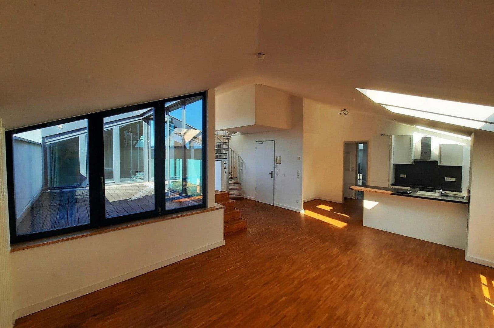 Prodej bytu 4+1 147 m², Berlin, Berlín Prodej bytu 4+1 147 m², Berlin, Berlín