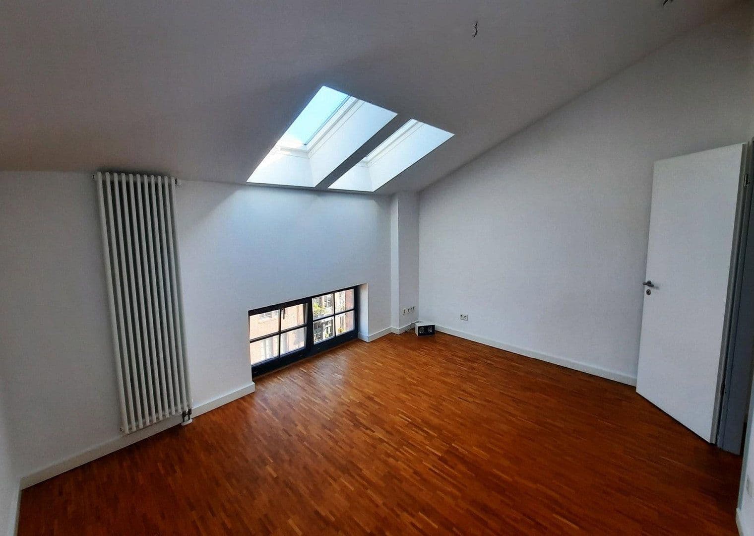 Prodej bytu 4+1 147 m², Berlin, Berlín Prodej bytu 4+1 147 m², Berlin, Berlín