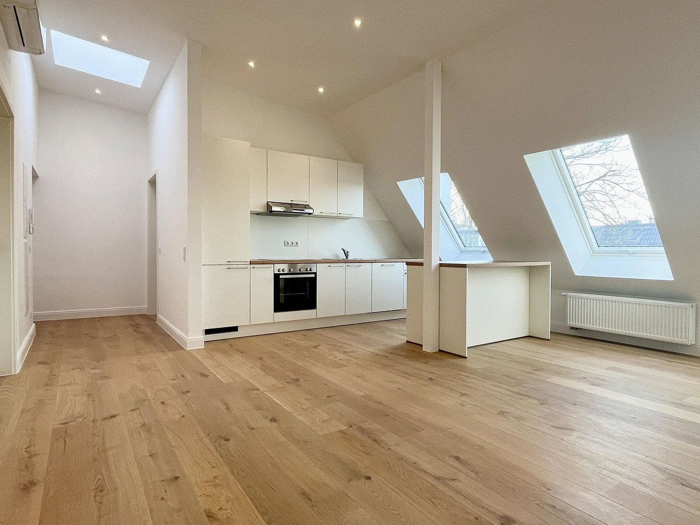 Pronájem bytu 3+1 87 m², Edisonstr. 45, Berlin, Berlín Pronájem bytu 3+1 87 m², Edisonstr. 45, Berlin, Berlín