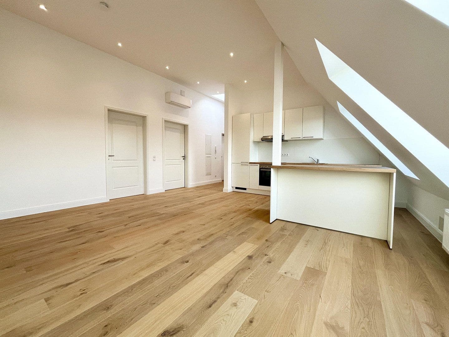 Pronájem bytu 3+1 87 m², Edisonstr. 45, Berlin, Berlín Pronájem bytu 3+1 87 m², Edisonstr. 45, Berlin, Berlín