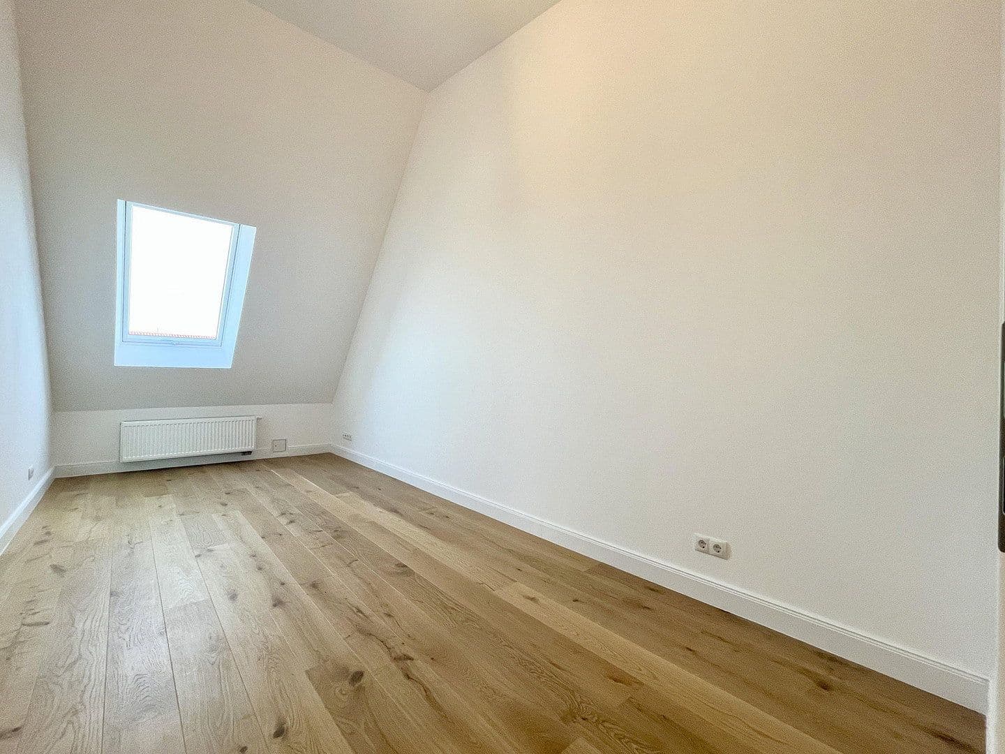 Pronájem bytu 3+1 87 m², Edisonstr. 45, Berlin, Berlín Pronájem bytu 3+1 87 m², Edisonstr. 45, Berlin, Berlín