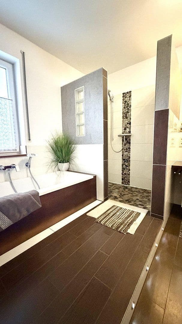 Prodej domu 265 m², pozemek 1.029 m², Osterhofen, Bavorsko Prodej domu 265 m², pozemek 1.029 m², Osterhofen, Bavorsko