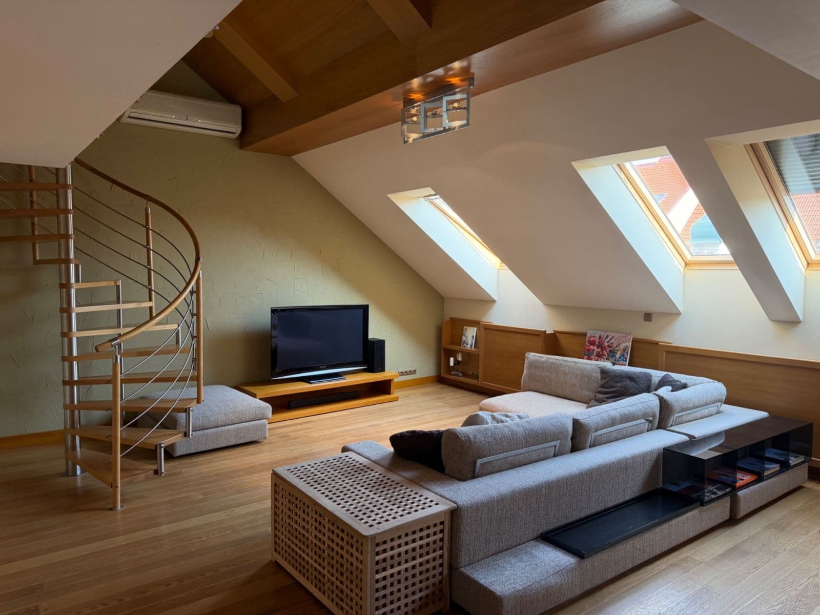 Pronájem bytu 3+kk 157 m², Korunní, Praha, Praha Pronájem bytu 3+kk 157 m², Korunní, Praha, Praha
