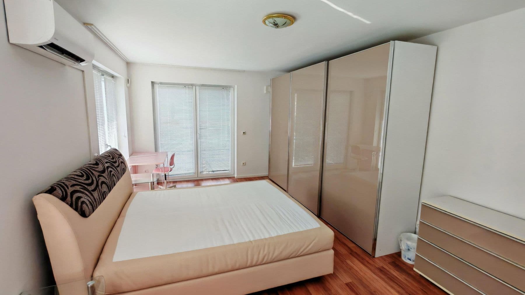 Pronájem domu 170 m², pozemek 398 m², Straubenhardt, Bádensko-Württembersko Pronájem domu 170 m², pozemek 398 m², Straubenhardt, Bádensko-Württembersko