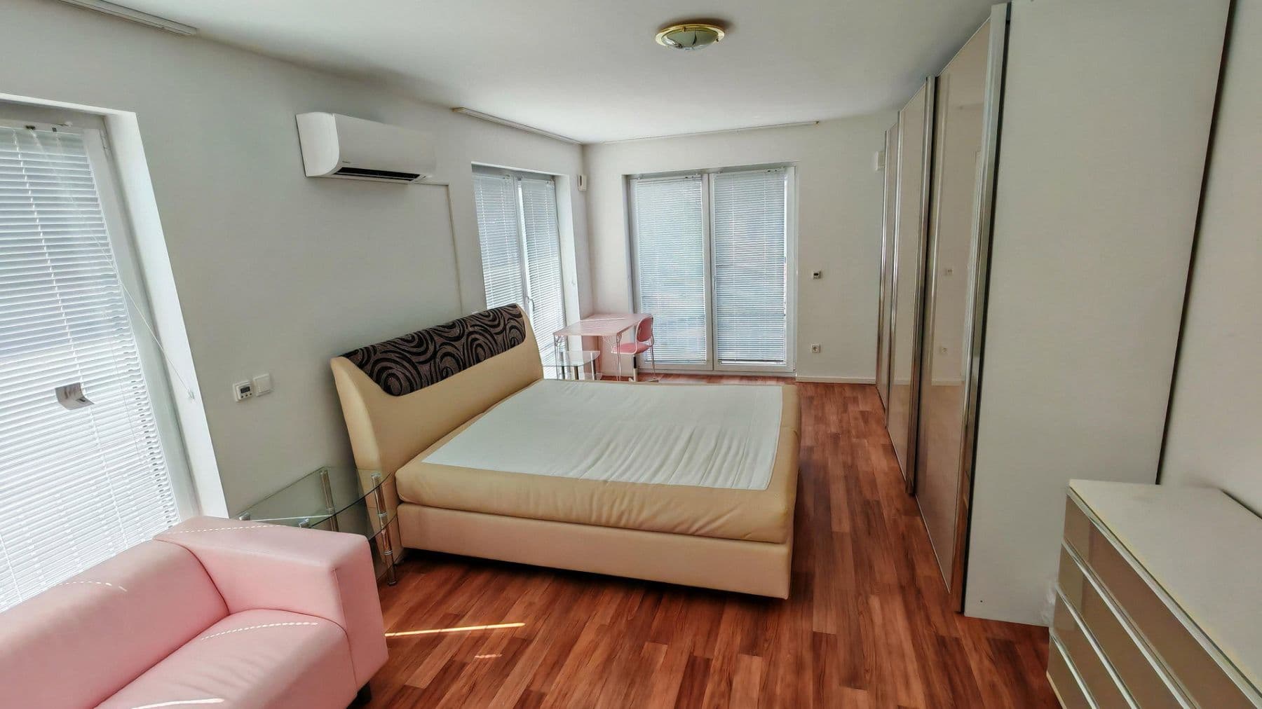 Pronájem domu 170 m², pozemek 398 m², Straubenhardt, Bádensko-Württembersko Pronájem domu 170 m², pozemek 398 m², Straubenhardt, Bádensko-Württembersko