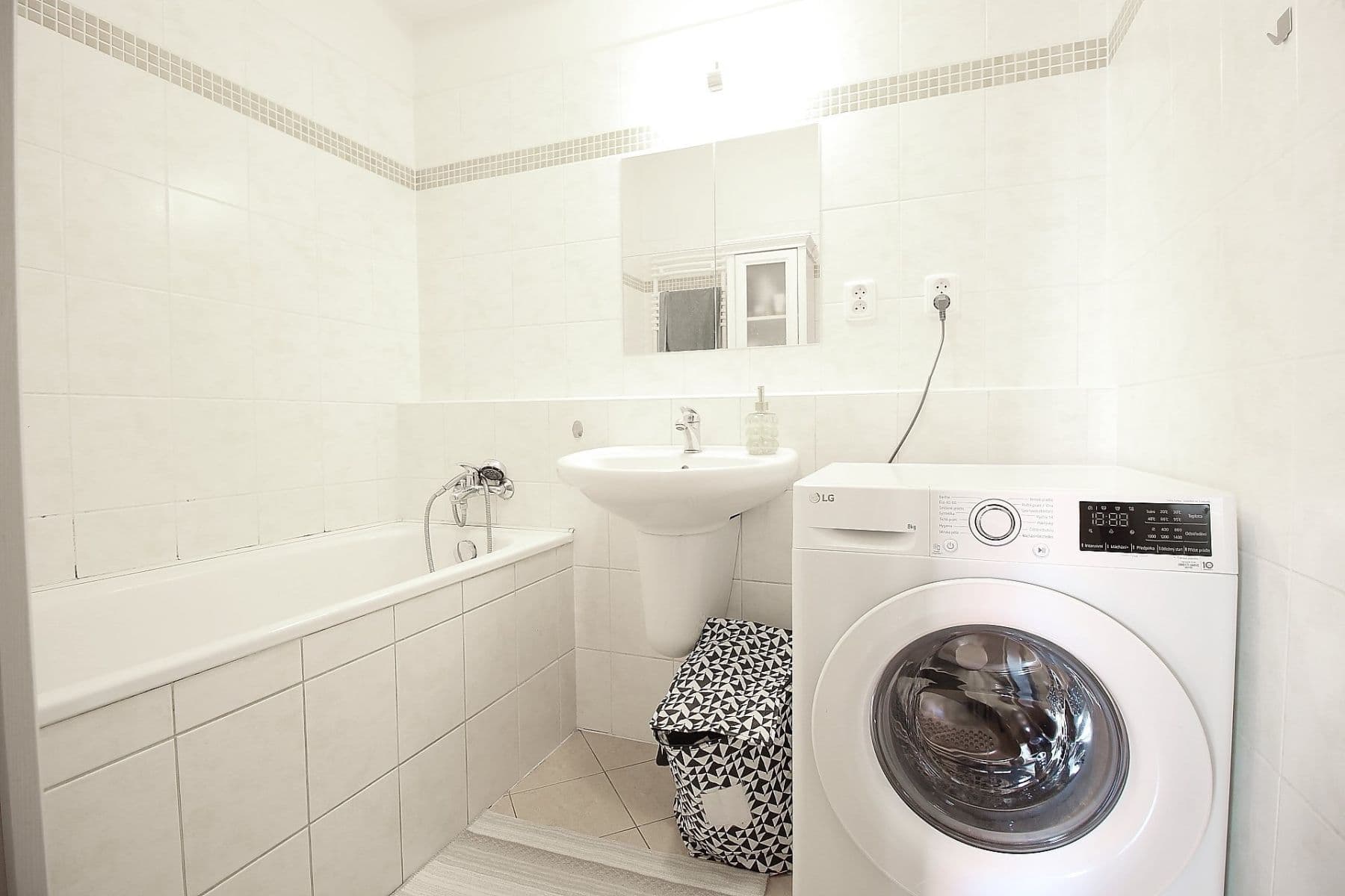 Pronájem bytu 1+kk 35 m², Rižská, Praha, Praha Pronájem bytu 1+kk 35 m², Rižská, Praha, Praha