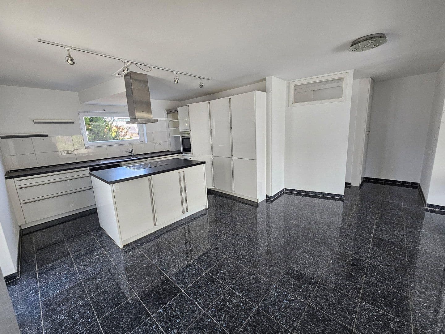 Pronájem bytu 3+1 101 m², Kusterdingen, Bádensko-Württembersko Pronájem bytu 3+1 101 m², Kusterdingen, Bádensko-Württembersko