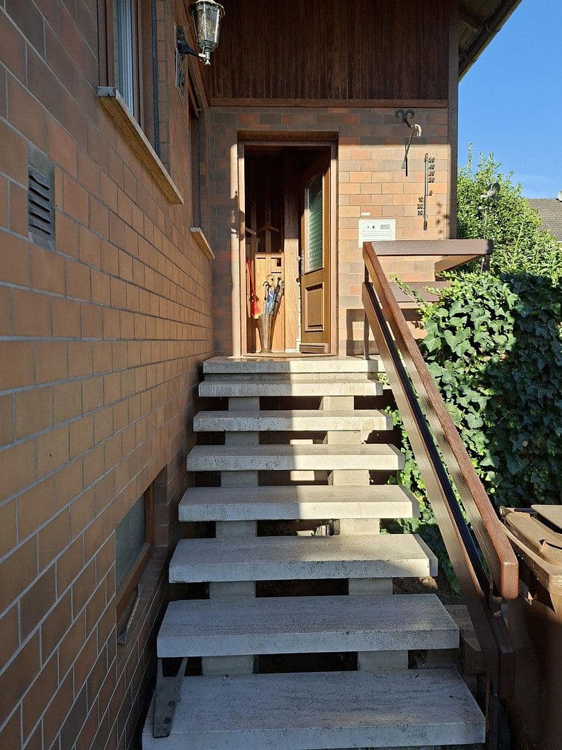 Prodej domu 150 m², pozemek 868 m², Sudetenstraße 14, Bruchköbel, Hessen Prodej domu 150 m², pozemek 868 m², Sudetenstraße 14, Bruchköbel, Hessen