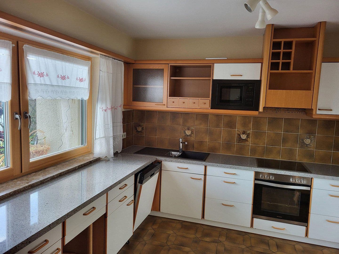 Prodej domu 180 m², pozemek 1.269 m², Marklkofen, Bavorsko Prodej domu 180 m², pozemek 1.269 m², Marklkofen, Bavorsko