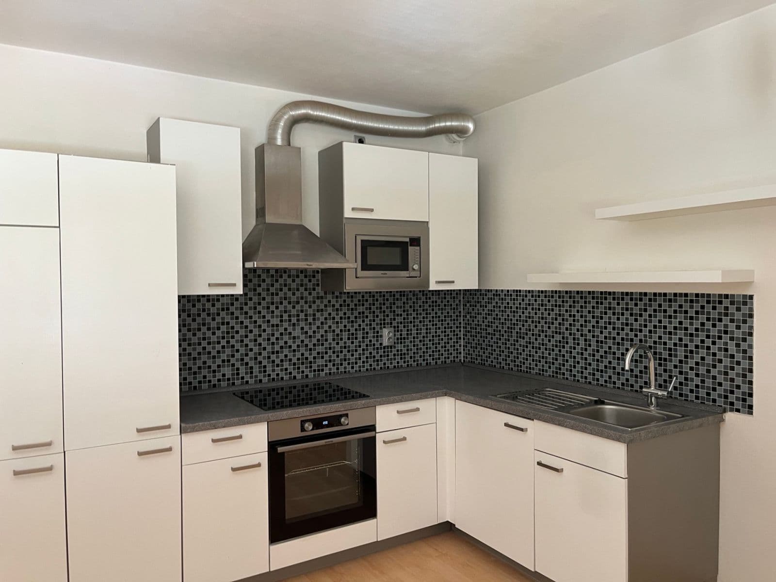 Pronájem bytu 2+kk 46 m², Ke Škole, Mníšek pod Brdy, Středočeský kraj Pronájem bytu 2+kk 46 m², Ke Škole, Mníšek pod Brdy, Středočeský kraj