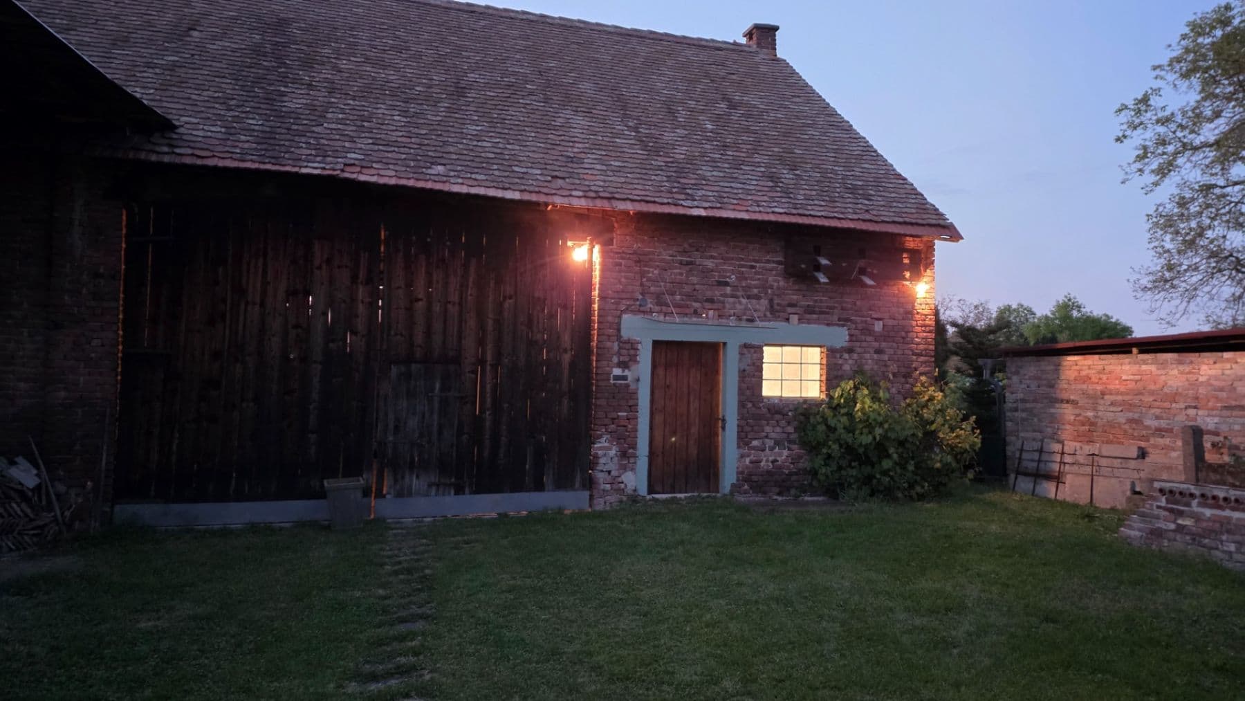 Prodej domu 80 m², pozemek 1.800 m², Podmoky, Středočeský kraj Prodej domu 80 m², pozemek 1.800 m², Podmoky, Středočeský kraj