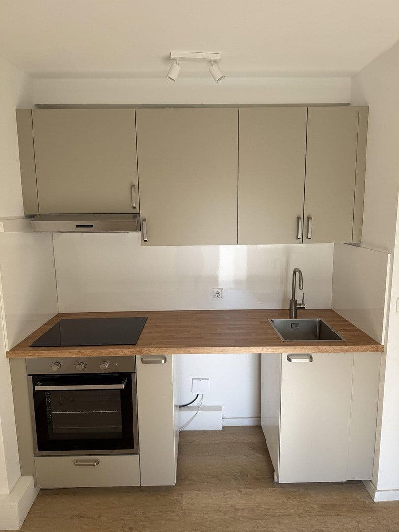 Pronájem bytu 2+1 35 m², Düsseldorf, Severní Porýní-Vestfálsko Pronájem bytu 2+1 35 m², Düsseldorf, Severní Porýní-Vestfálsko