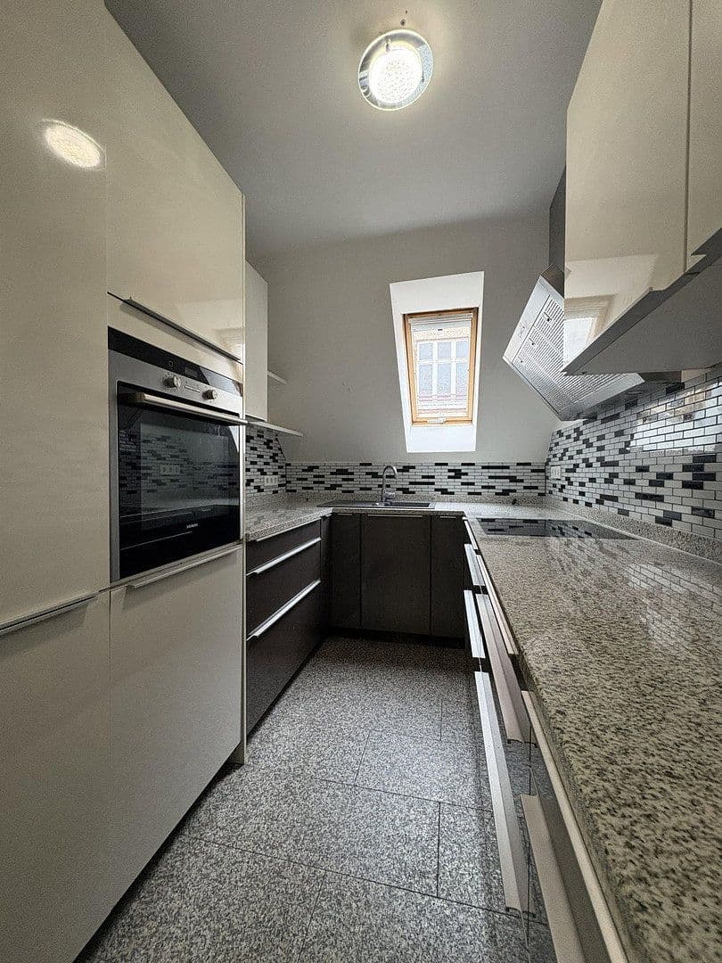 Pronájem bytu 3+1 72 m², Ludwigstraße 110A, Stuttgart, Bádensko-Württembersko Pronájem bytu 3+1 72 m², Ludwigstraße 110A, Stuttgart, Bádensko-Württembersko