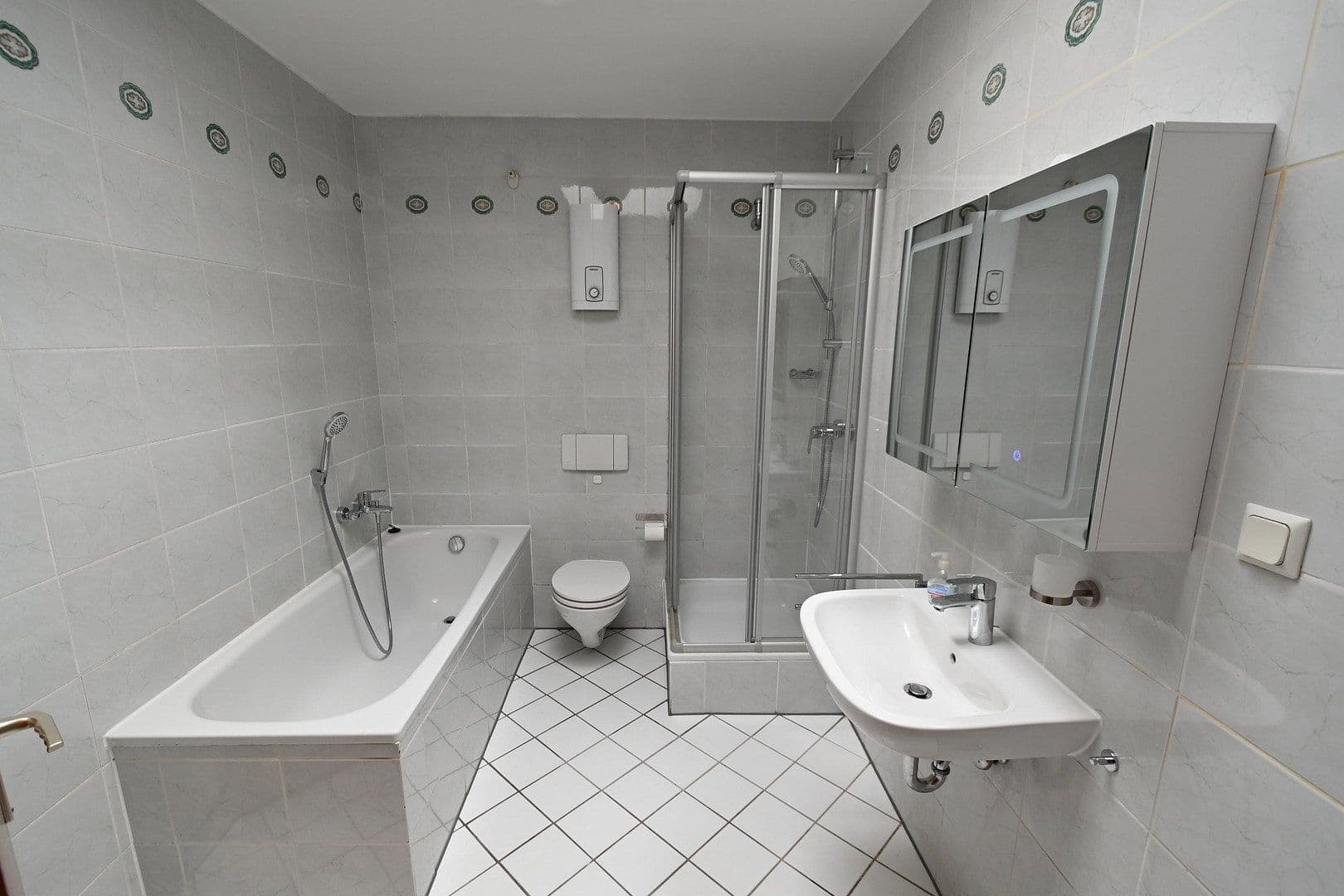 Pronájem bytu 3+1 110 m², Frankfurter Str.214, Köln, Severní Porýní-Vestfálsko Pronájem bytu 3+1 110 m², Frankfurter Str.214, Köln, Severní Porýní-Vestfálsko