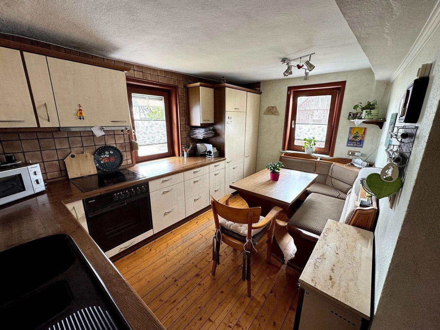 Prodej domu 280 m², pozemek 2.700 m², Kirtorf, Hessen Prodej domu 280 m², pozemek 2.700 m², Kirtorf, Hessen