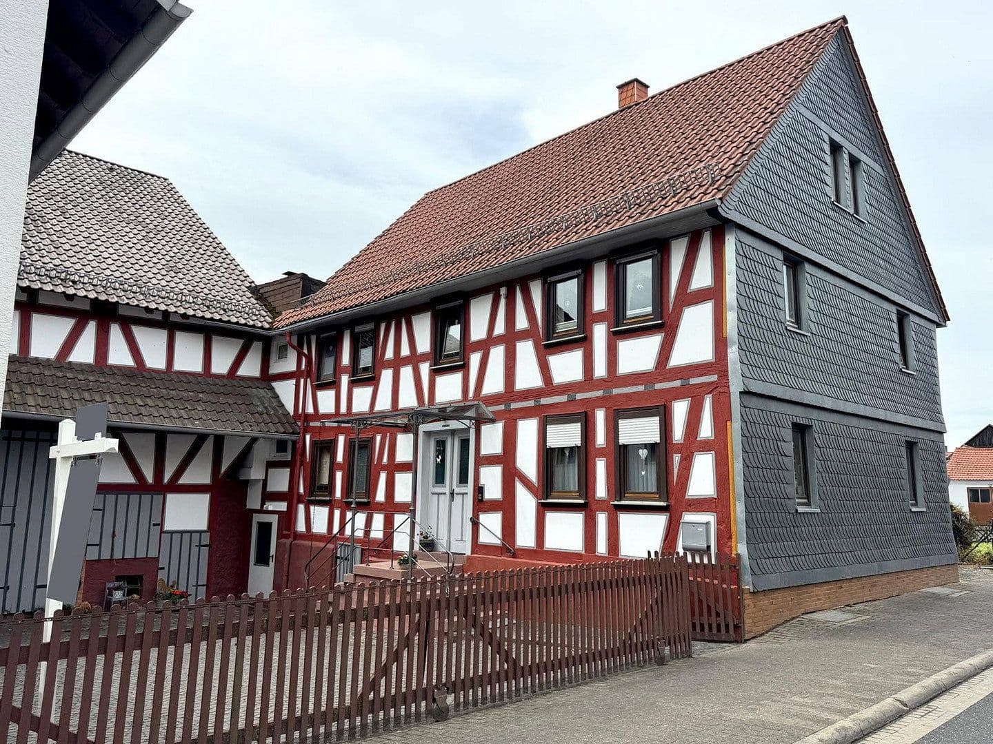 Prodej domu 280 m², pozemek 2.700 m², Kirtorf, Hessen Prodej domu 280 m², pozemek 2.700 m², Kirtorf, Hessen