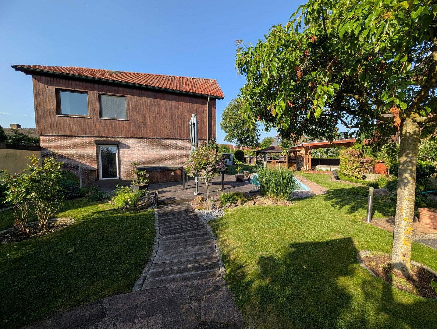 Prodej domu 240 m², pozemek 800 m², Schkopau, Sasko-Anhaltsko Prodej domu 240 m², pozemek 800 m², Schkopau, Sasko-Anhaltsko